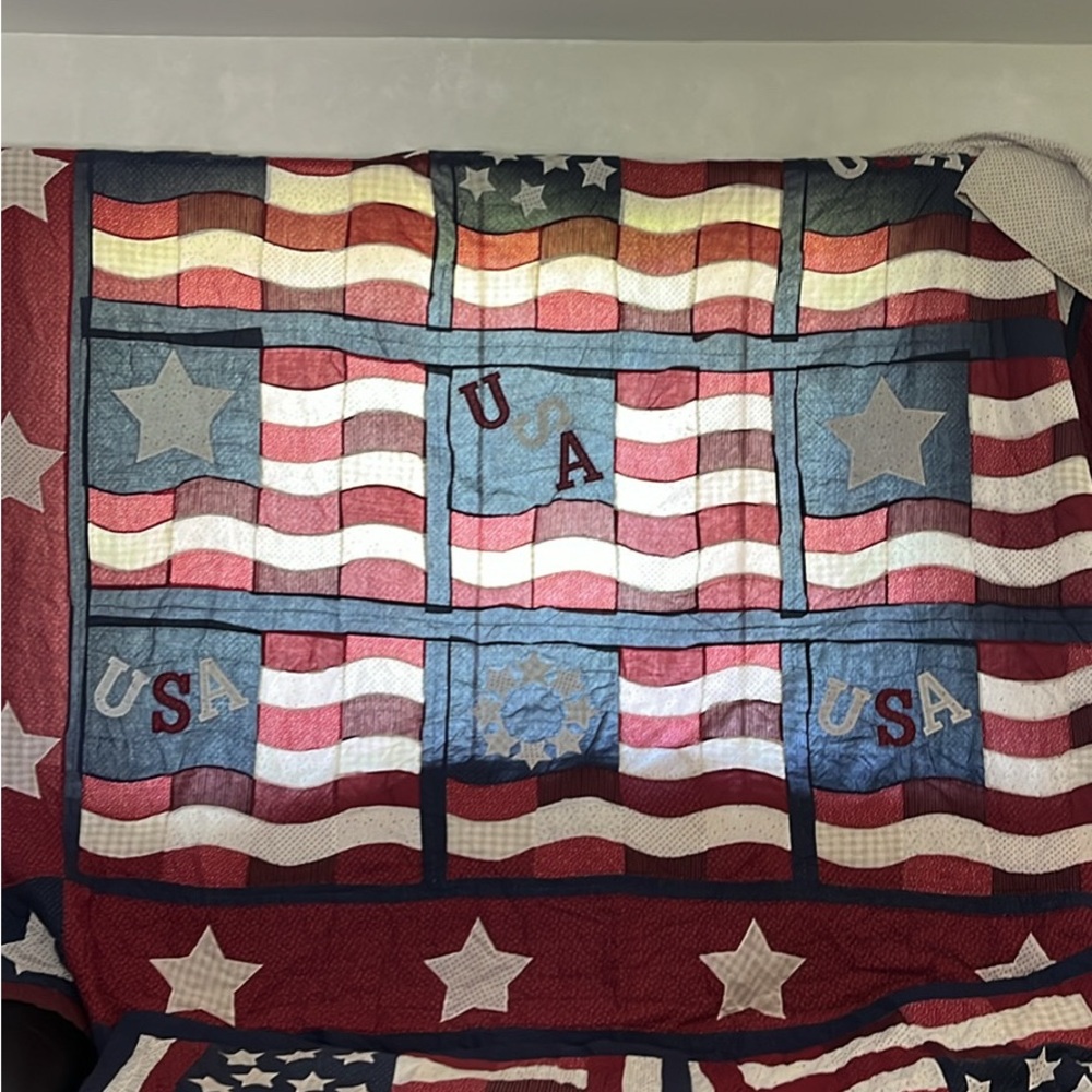 Light weight USA king size quilt and 2 pillow shams